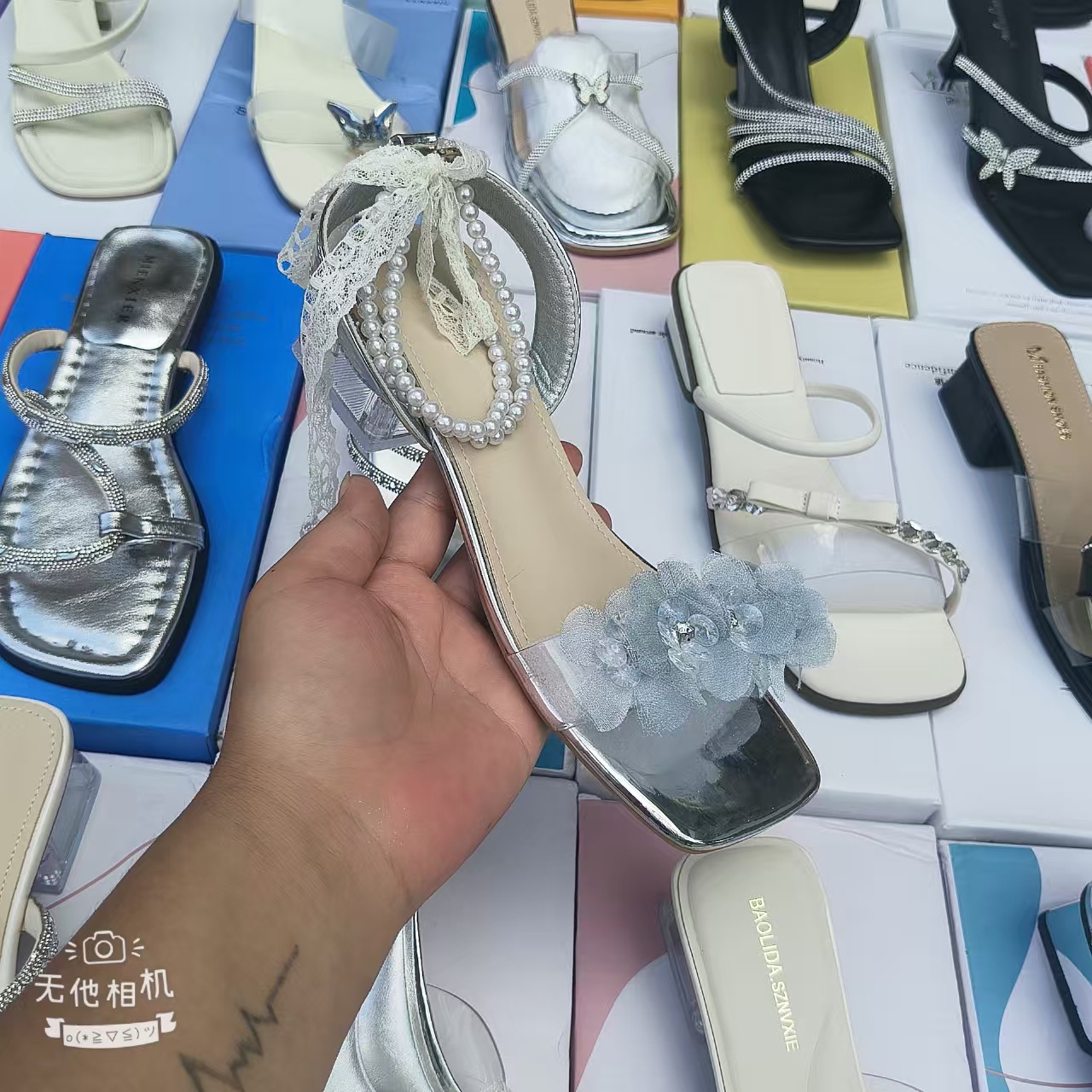 2025 nuevas zapatillas de tacón grueso francés para mujeres de verano con un dedo de diamante de hadas con faldas sandalias de comercio exterior