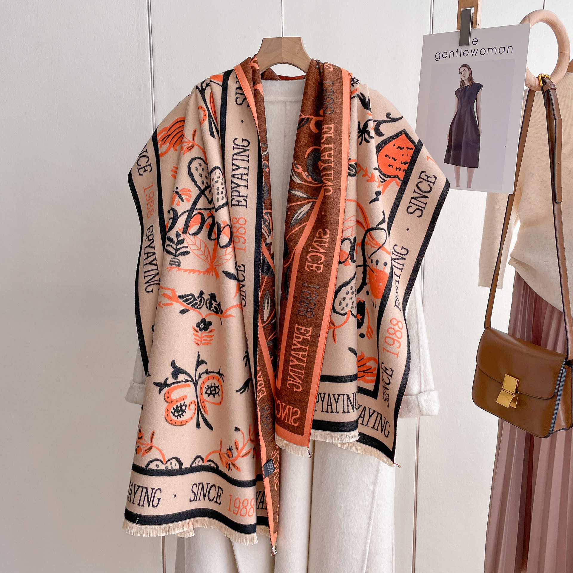 Dam höstscarf i imitationskashmir med blommönster sjal_voghion.com