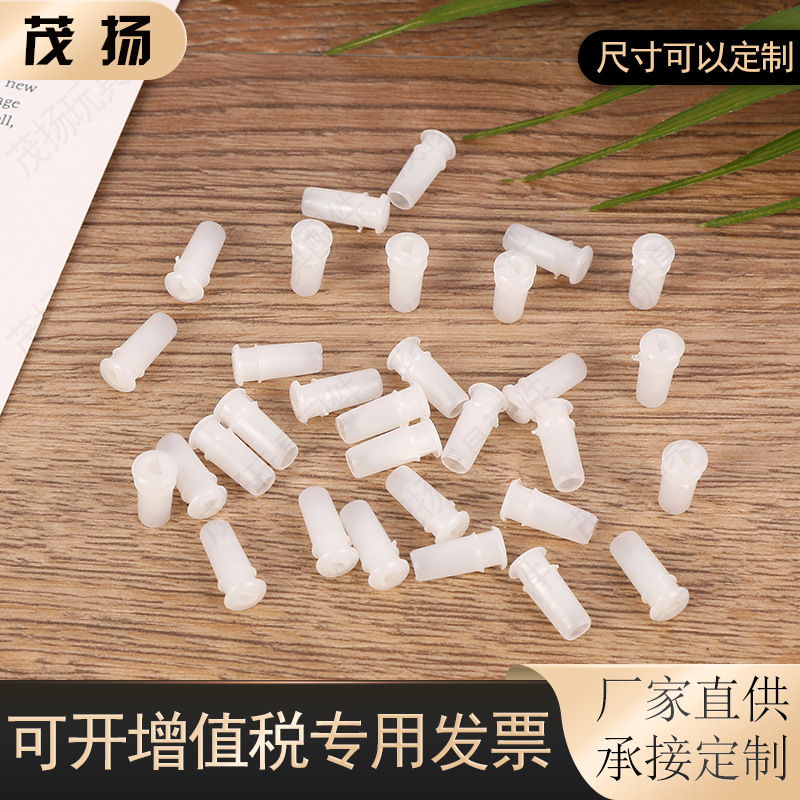 Small D-shaped BB whistle toy accessory, sound-producing device. BB is called an airbag, and the plastic can be squeezed to produce sound. Miniature.