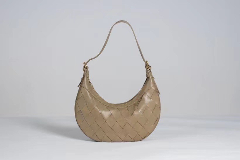 Title 7, Kadın koyun derisi örgülü omuz çantası. Şık ve ...