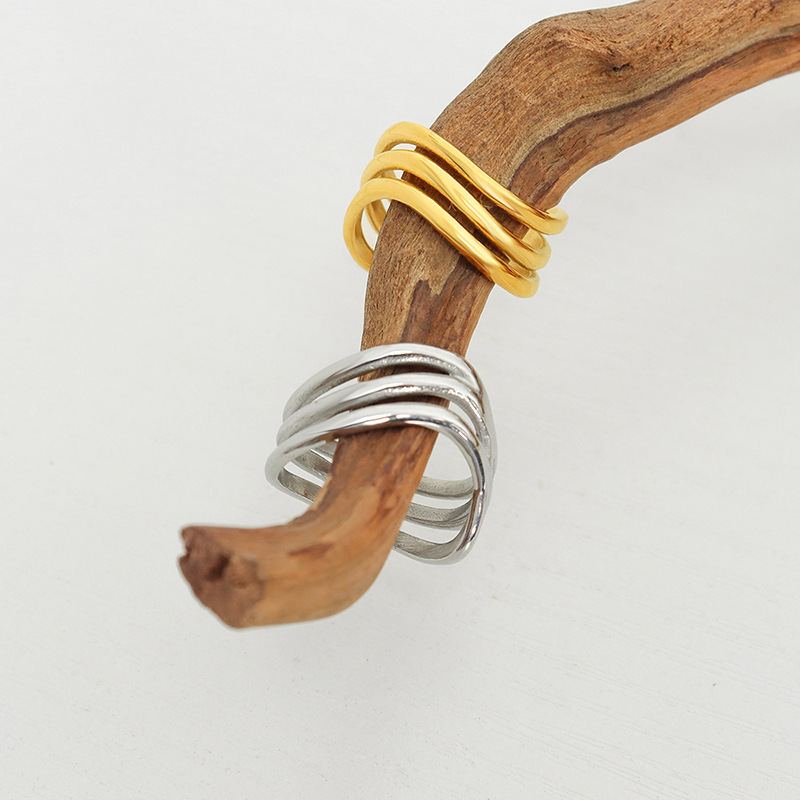 Europa y América de alta gama de moda de acero de titanio chapado en oro de 18K No se desvanece personalidad de la moda de lujo ligero todo-Partido anillo de joyería femenina al por mayor