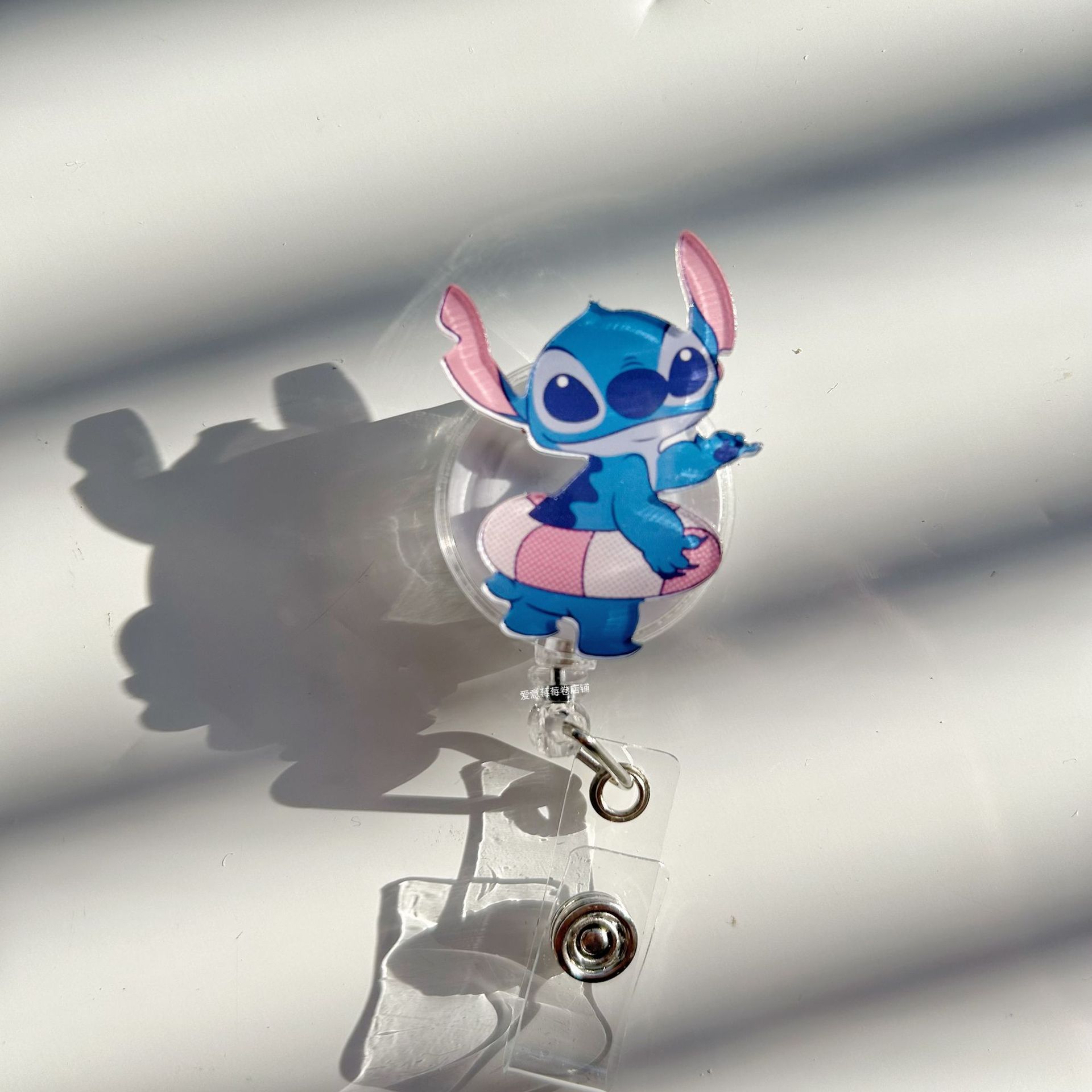 Fácil de tirar de la hebilla retráctil nuevo cartón de dibujos animados enfermeras tarjeta de pecho certificados de trabajo colgante clip de sujeción logotipo especial fácil de tirar