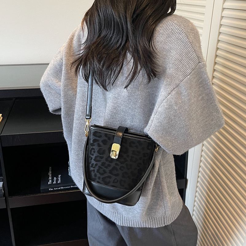 Cross-border 2025 otoño y invierno nuevo bolso de cubo de mano de mujer sensación de alto nivel leopardo mochila retro de viaje