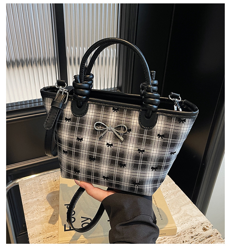 Noua geantă crossbody 2024, la modă, cu decorațiuni fluturi, pentru ieșiri la serviciu, cu un singur umăr, mică, pătrată_voghion.com