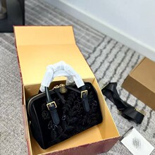 跨境托里新款黑色丝绒刺绣女包手提单肩斜挎包枕头包高级感链条包