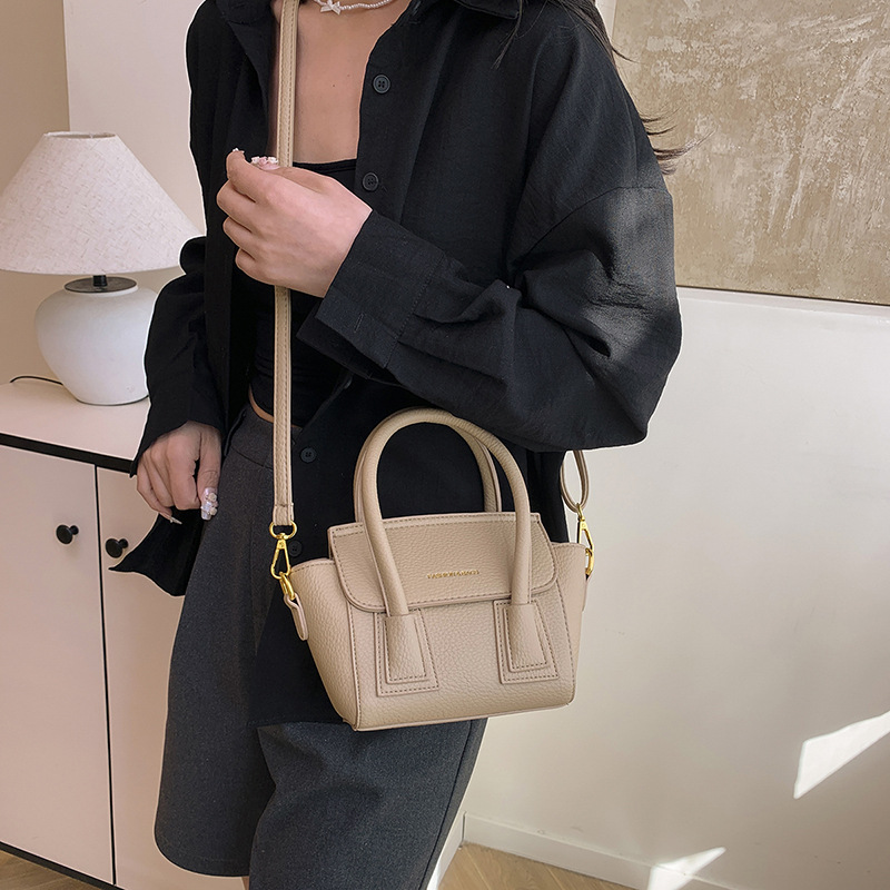 Bolsos populares de este año 2025 primavera nuevo bolso femenino casual patrón de lichi bolso de hombro letra todo fósforo bolso de mensajero