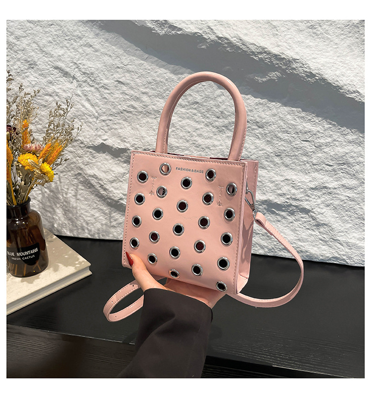 Bolsa punk europea y americana para mujeres 2026 nuevo retro remaches agujeros bolsos cuadrados de viaje ocio mochila de hombro