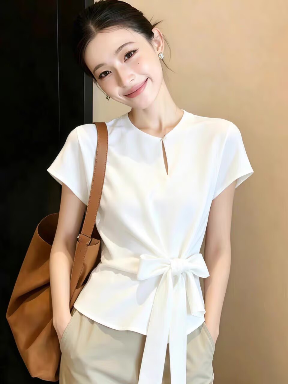 Áo sơ mi nữ trắng dây buộc nơ bướm eo, tay ngắn, phong cách trẻ trung — màu trắng