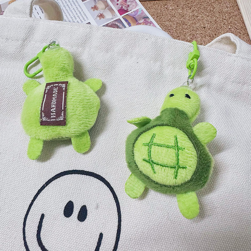 Llavero de peluche con forma de pequeña tortuga, adorable y creativo, ideal como regalo personalizado o colgante para mochila infantil.