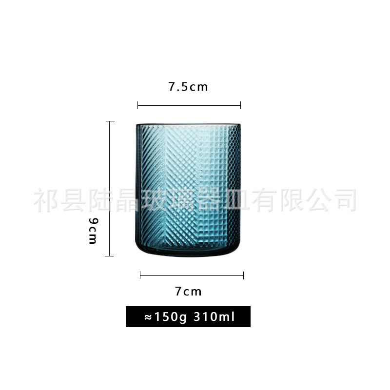 Taza de cristal azul de agua ligera