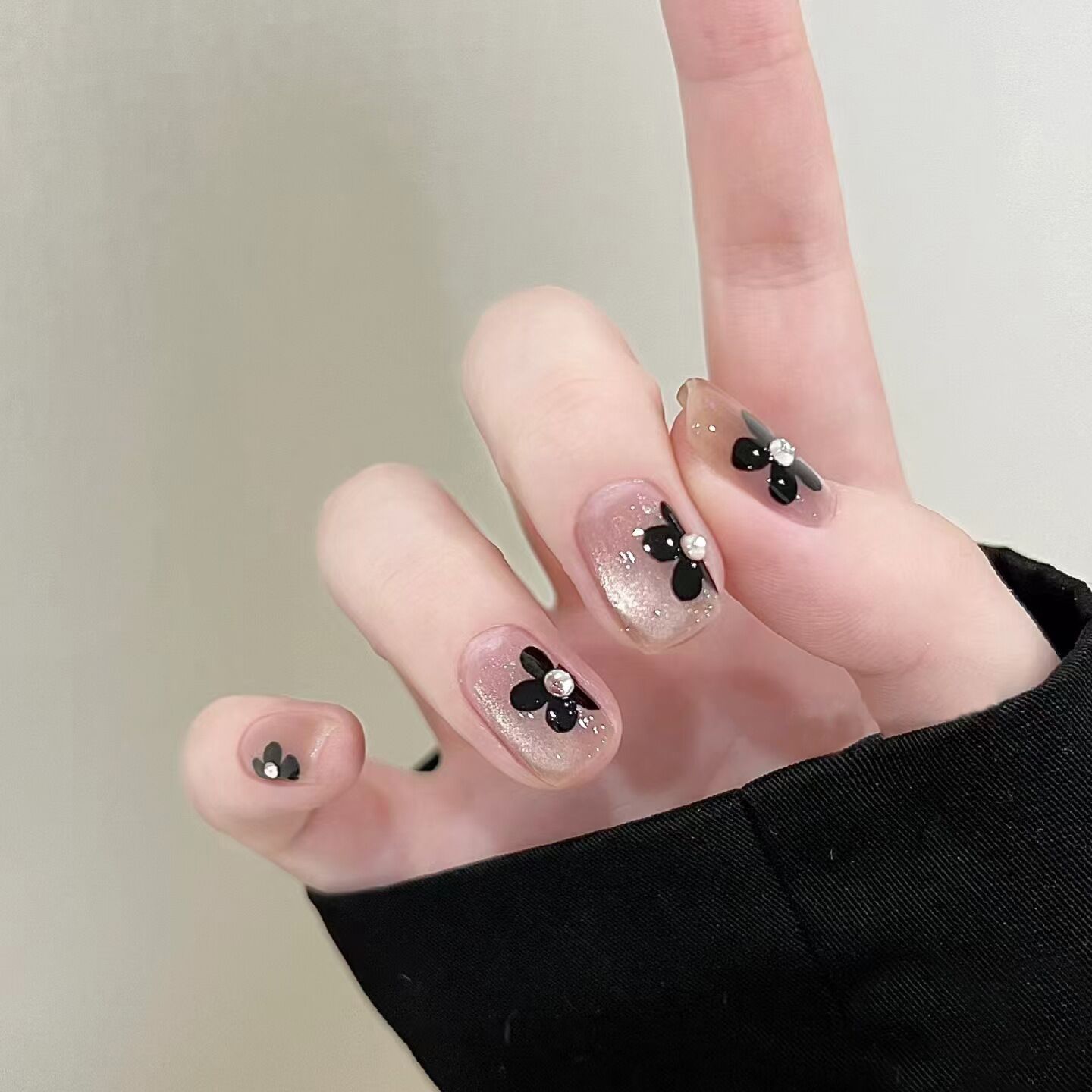 Ojos de gato de flores negras manuales de uñas dulces y frías, uñas falsas cortas, uñas de boda, parches de uñas desmontables para estudiantes