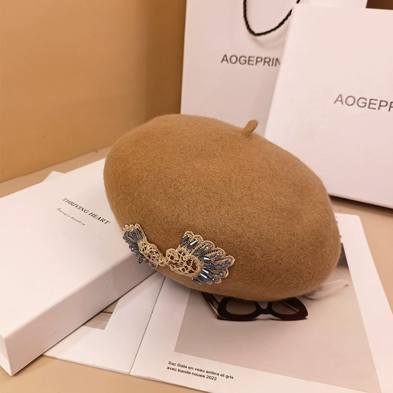 Demi-season cap with bow, retro beret