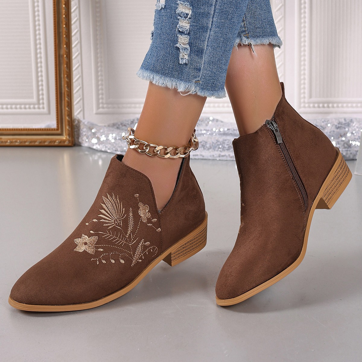 Sapatos Femininos Botas curtas femininas bordadas cabeça redonda salto grosso zíper lateral botas Martin da moda_voghion.com