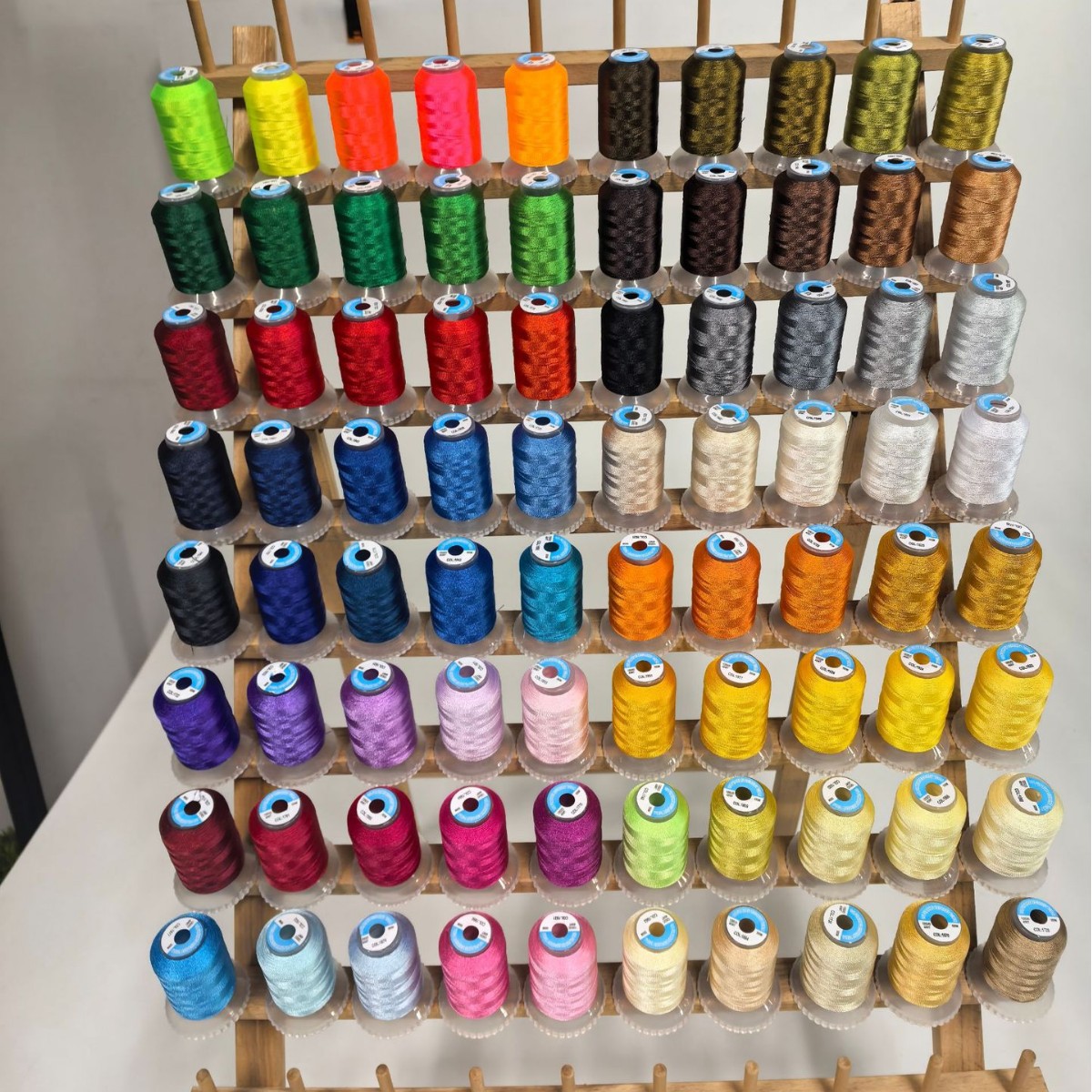 80 색 세트 120D 고강도 폴리에스터 자수실 500 m 폴리에스터 자수실