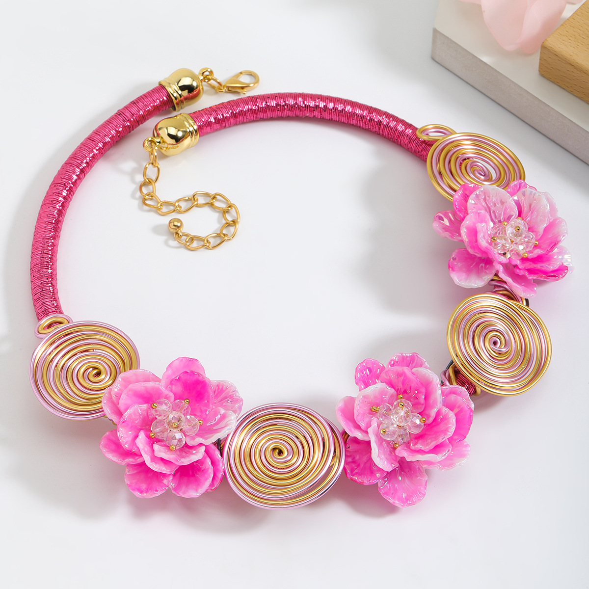 retro fashionable three dimensional necklace