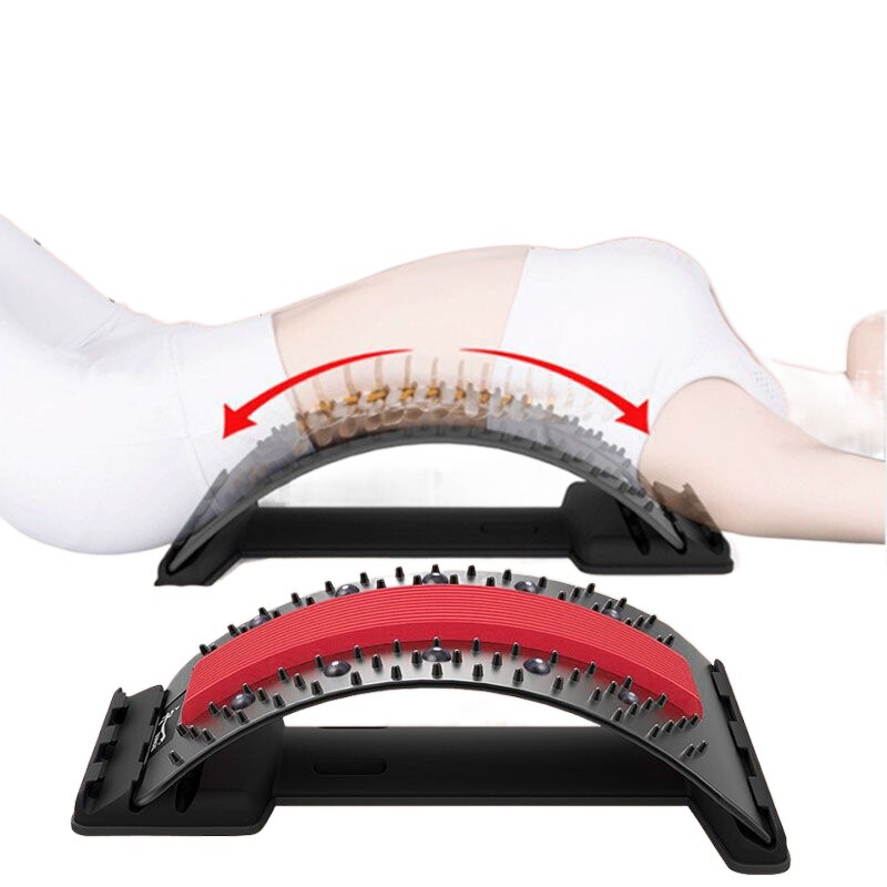 腰の痛みの神器の男は腰の間盤の腰椎をかばって腰の矯正器の腰の痛みのクッションの頚椎の脊柱を伸ばして現物を緩めます。|undefined