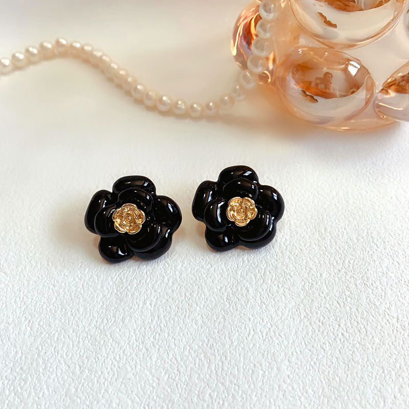 1 Pair Retro Flower Plating Alloy Ear Studs display picture 3