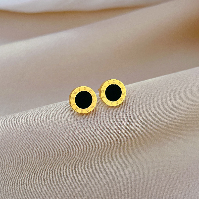 Pendientes de perlas de tendencia de moda de aguja de plata Pendientes pequeños y exquisitos de todo fósforo Pendientes de alta gama de lujo ligero al por mayor mujeres