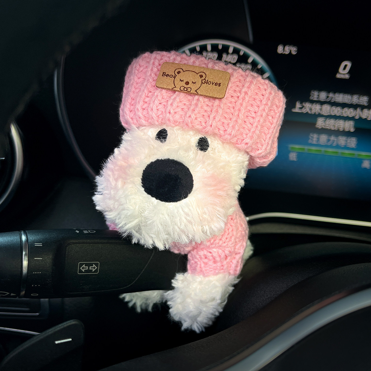 West Highland Puppy: Qìchē Sürətlər qutusu və əl tormozu başlıqları - pink-knitted-hat-light-pink-buckle-west-highland-gear-shift