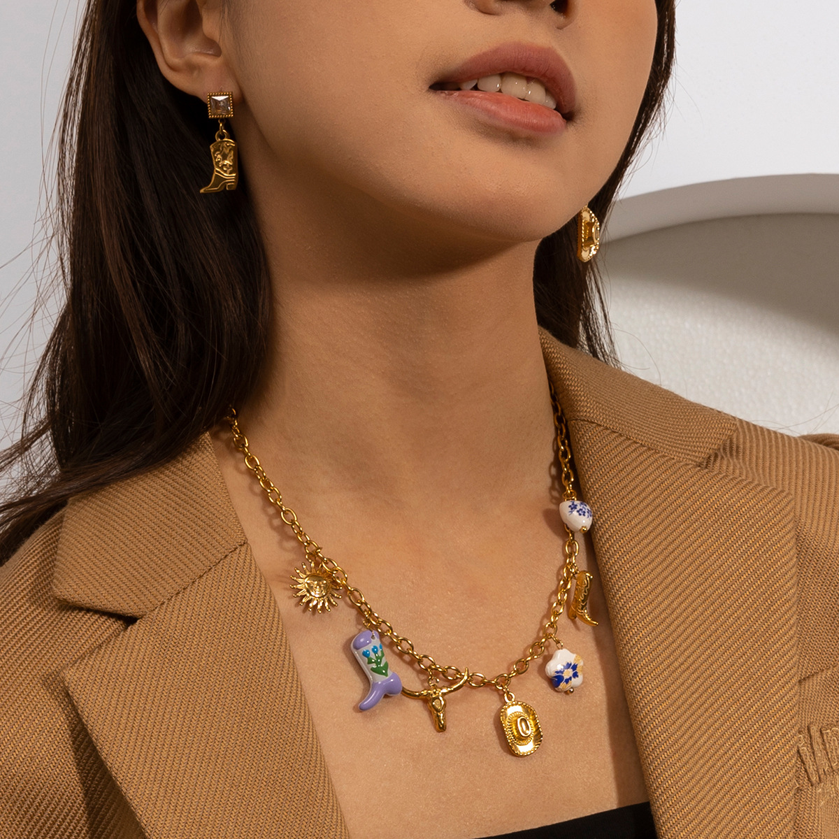Collar de acero inoxidable TENA Europa y América lujo ligero nicho diseño versátil sensación de muchos colgantes chapados en oro cadenas clavículas transfronterizas mujeres