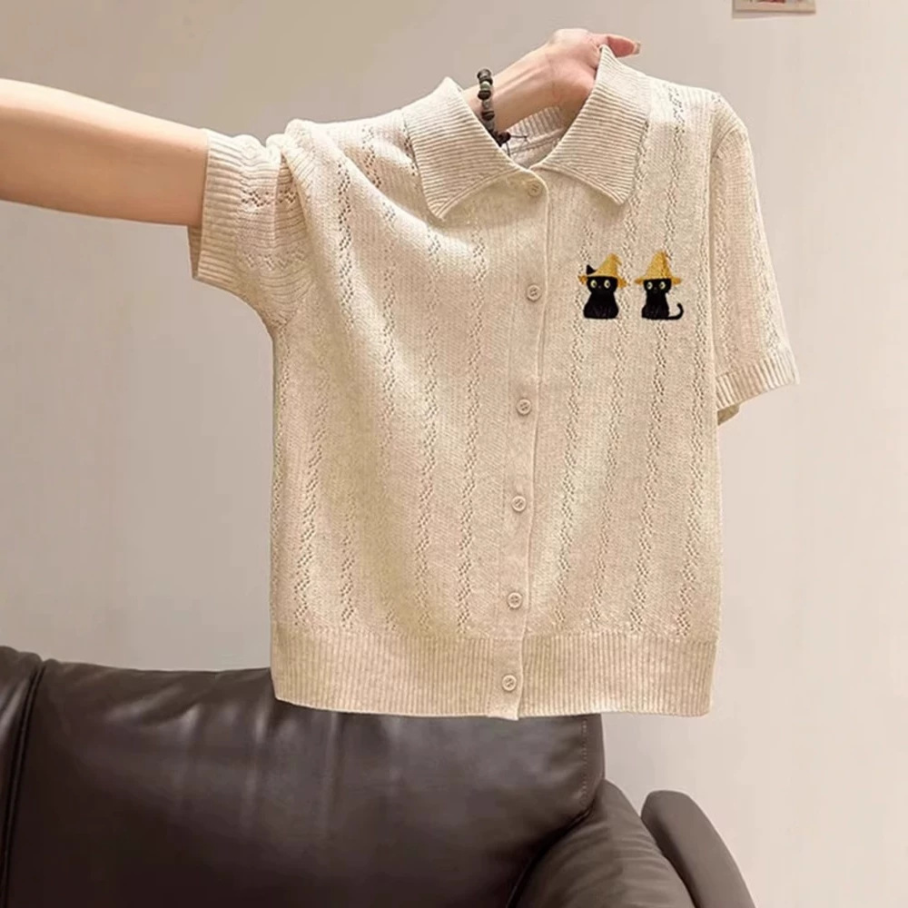 Áo polo nữ tay ngắn cổ bẻ thêu họa tiết form rộng — Màu yến mạch chi tiết 2