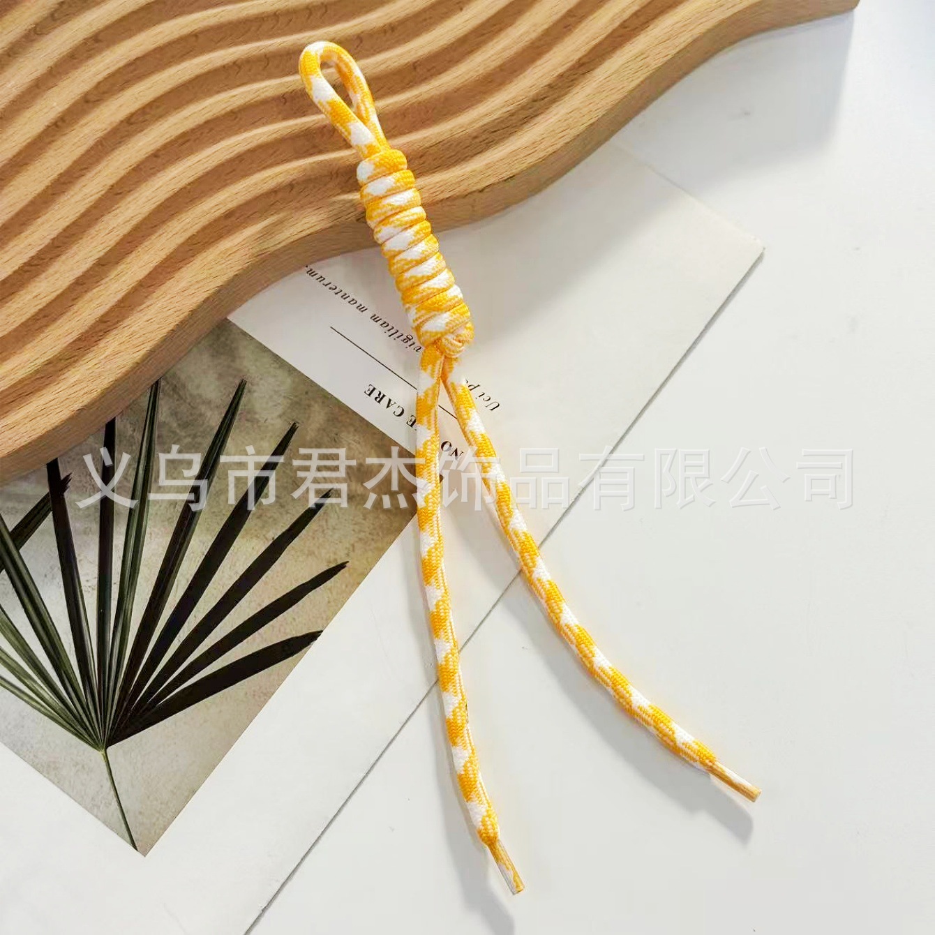 編みカバンのストラップの螺旋の結び紐のiuは鍵のボタンのネットの赤い色の結びの縄の装飾の部品を結びます。