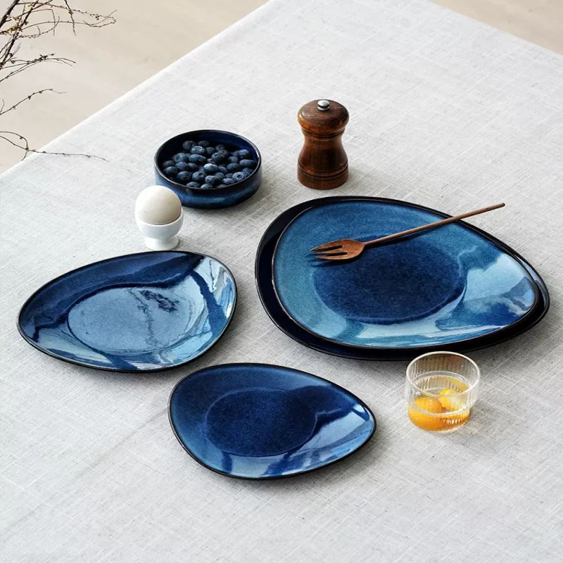 Plato de color esmalte transfronterizo de cerámica europea platos de platos de platos domésticos de restaurantes de hoteles de filete platos triangulares grandes platos de material japonés