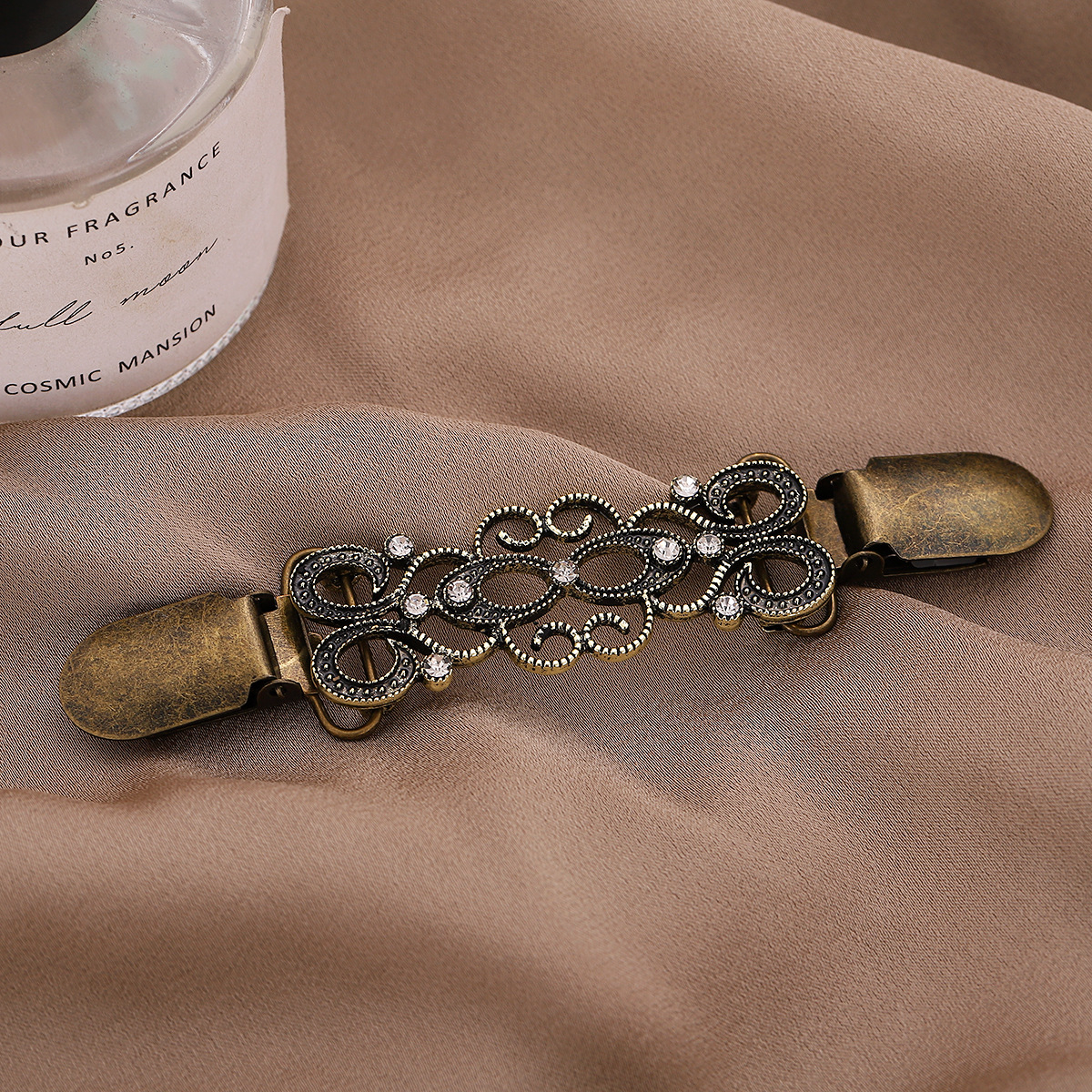 Europa y América retro aleación hueco flor hebilla broche de bronce hebilla mujeres suéter cardigan bufanda hebilla al por mayor