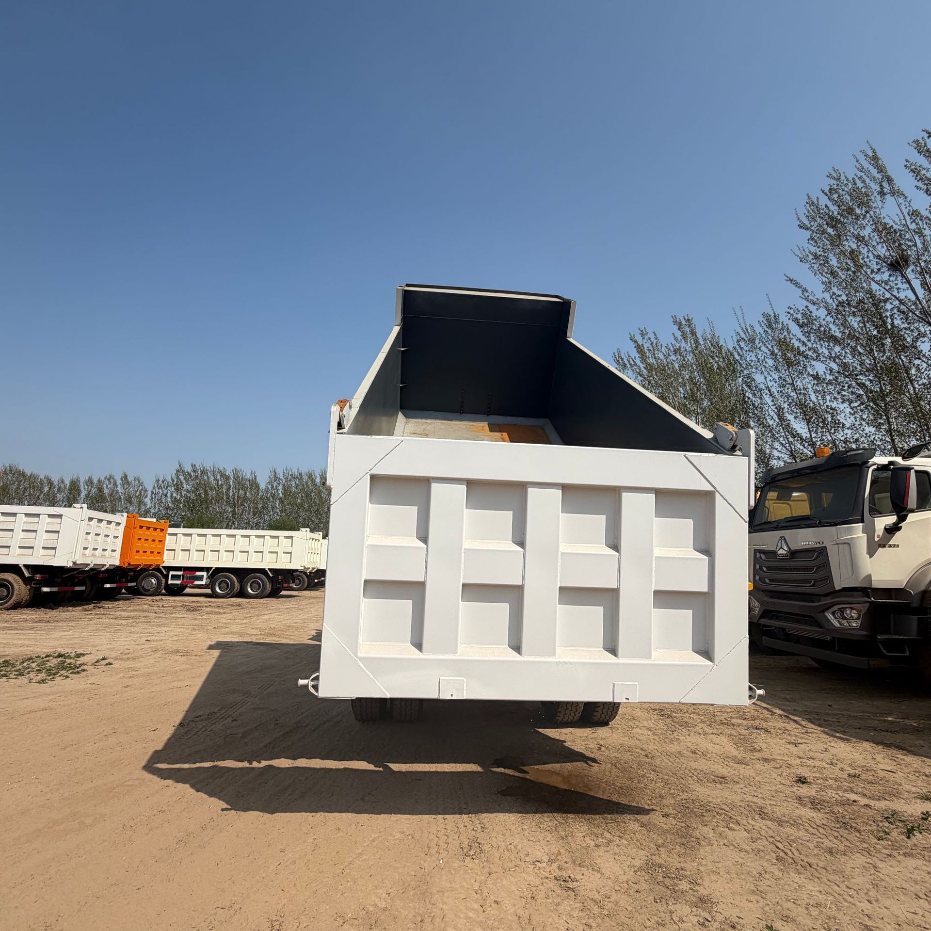 Export of China Heavy Duty Truck HOWO 4X2 small construction waste transport dump truck, customizable