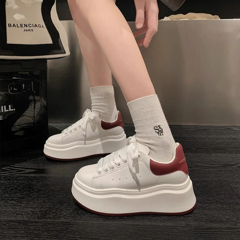 Европейские товары толстые кожаные маленькие белые туфли женские весенние 2025 новые повседневные туфли для кексов