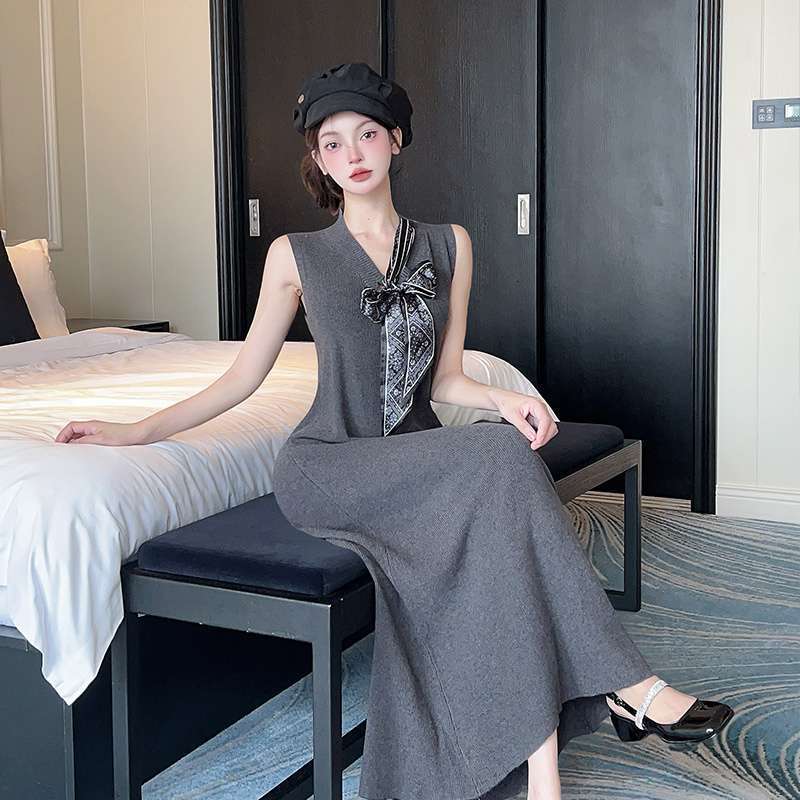 2025 New Autumn Inner Design High-End Draped V Neck Silk Scarf Tie Knitted Vest Dress 2025 New Autumn Inner Design High-End Draped V Neck Silk Scarf Tie Knitted Vest Dress