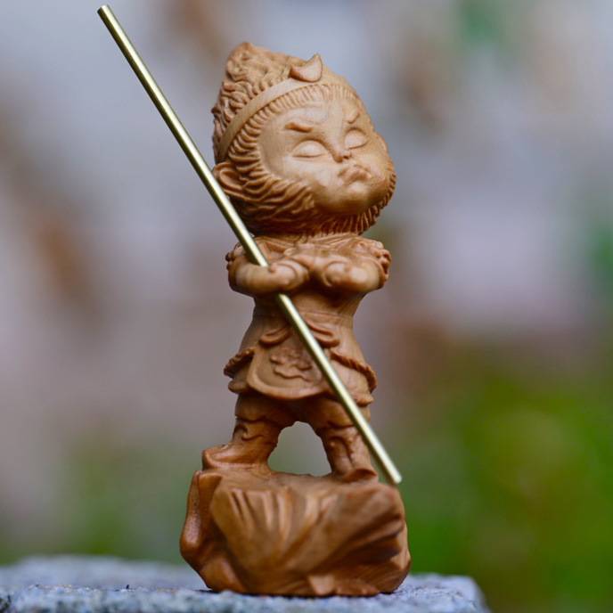 崖柏木雕傲嬌小悟空汽車裝飾擺件實木雕刻齊天大聖美猴王桌面擺飾