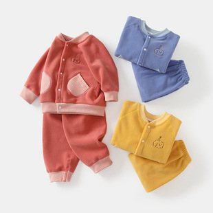 �����ﶬ��ů�W���q�Ӻ�ӽq���_���b�⴩�냺������Ů���w���b