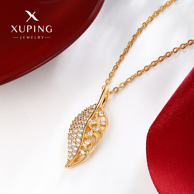 Xuping joyería explosión colgante de hoja de oro colgante forma de hoja de collar cadena de clavícula temperamento ligero lujoso colgante de alto nivel