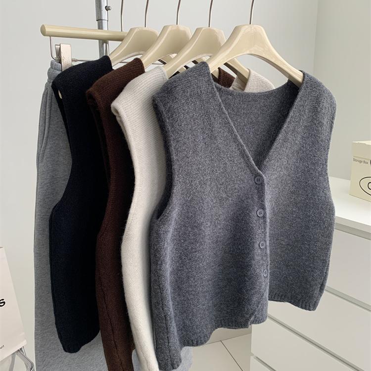 Japanese-Style Gentle Retro V-Neck Knitted Vest for Women, 2026 Autumn and Winter, Lazy Layered Sleeveless Vest, Slimming Cardigan