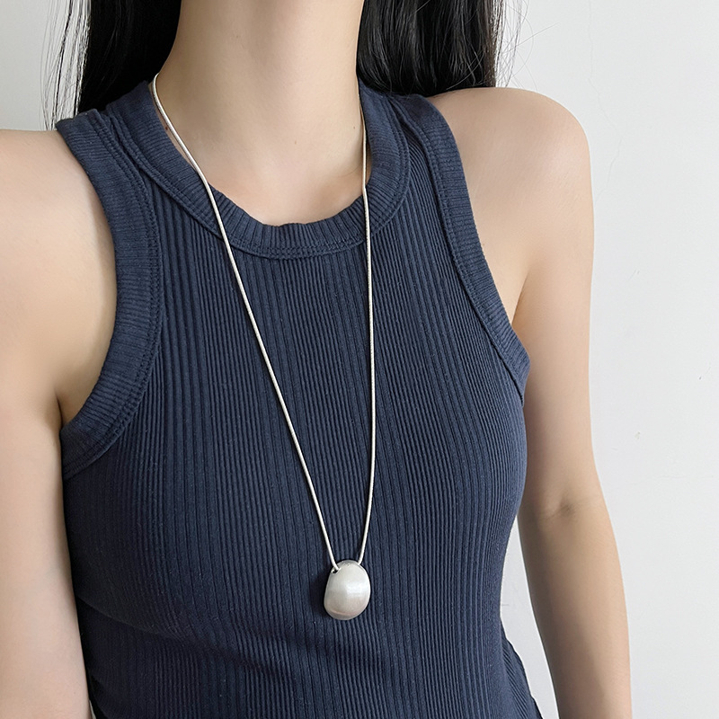 コールドスタイルのシルバーのブラッシュド加工ドロップペンダントネックレス、女性向け、ニッチなライトラグジュアリー、高級感、ロングタイプ、秋冬のセーターチェーンに万能|undefined