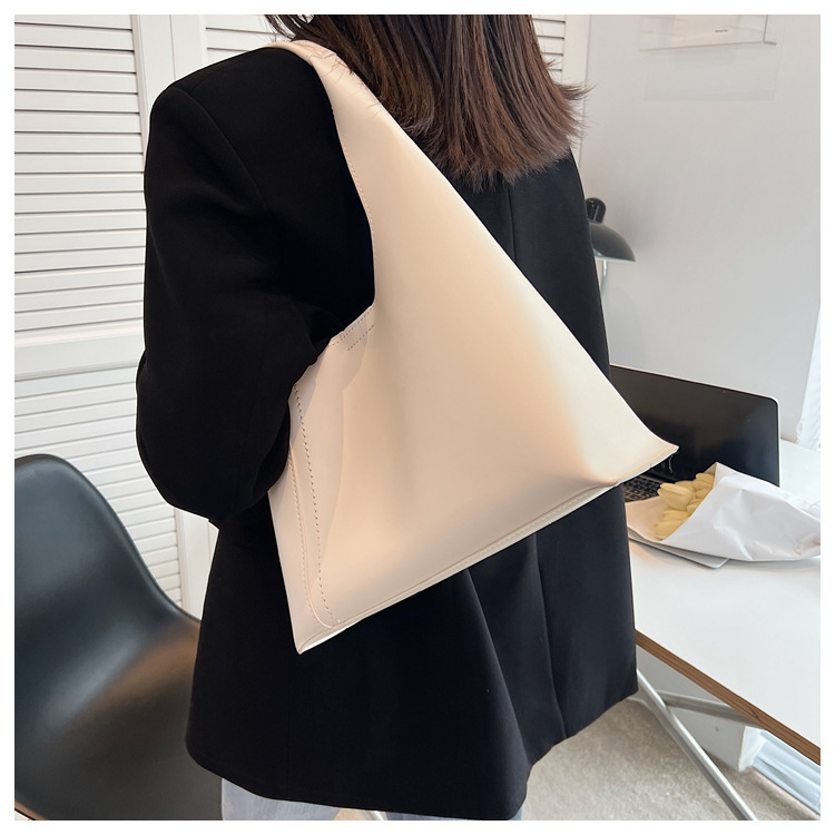 Women's Summer 2022 New Simple One Shoulder Large Capacity Underarm Handbag display picture 4