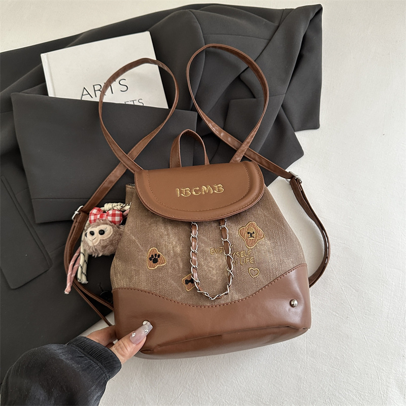 Mochila de color popular de este año para mujer 2025 nueva mochila escolar estilo universitario de moda mochila de viaje salvaje de verano