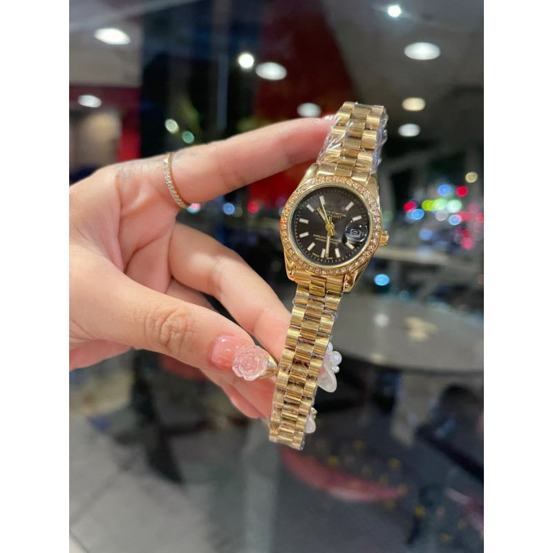 골드 및 블랙 스트라이프 네일