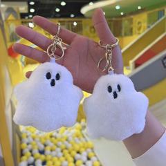 赤い本の同じタイプのハロウィンの幽霊はカップルのキーホルダーを掛けてかばんを掛けて子供のぬいぐるみを飾ります。