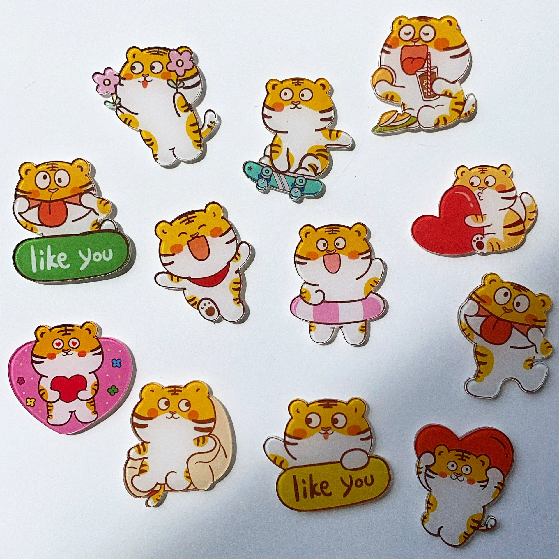 Симпатичная маленькая тигриная брошь креативная студенческая одежда, украшение булавки, мультфильм новогодняя шляпа, значок аксессуар, маленький подарок