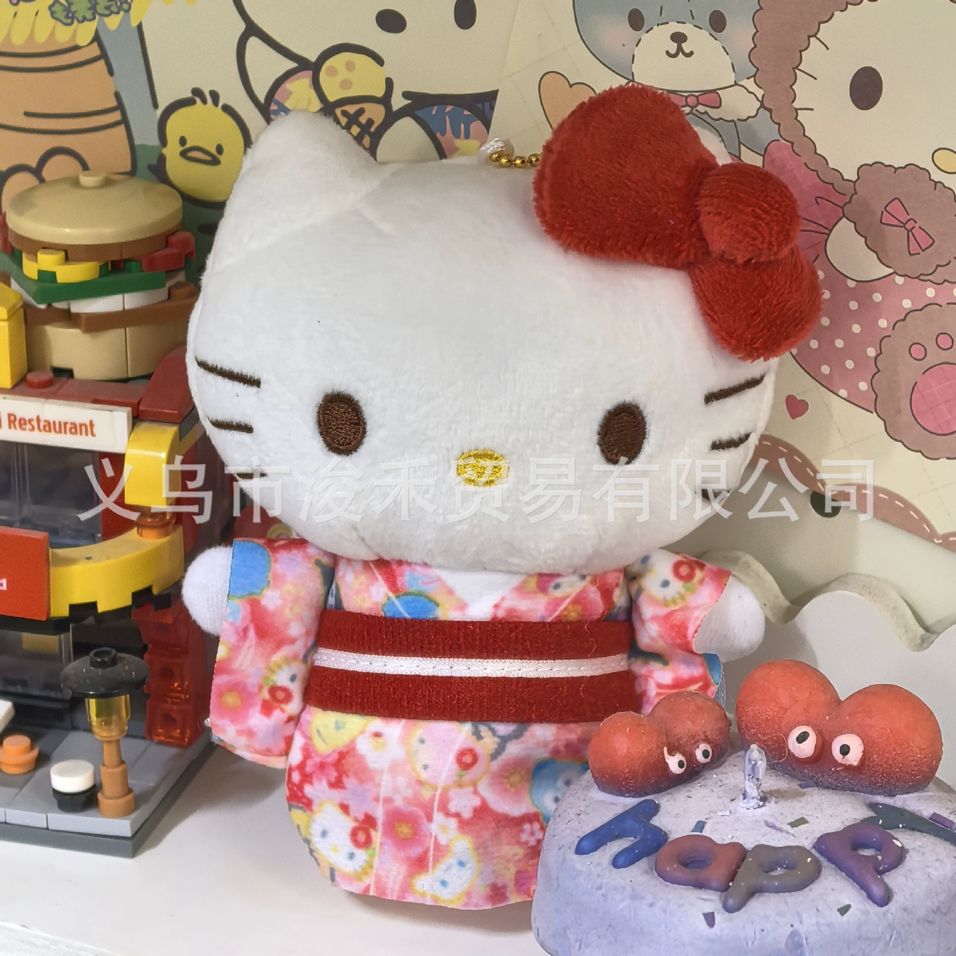 Брелок-плюш Hello Kitty в кимоно куколка, кулон к сумке — дизайны матчa и сакура, 45 г