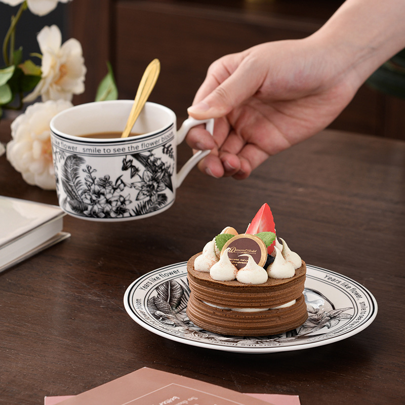 Ins blanco y negro cafetera pequeña taza de café platos de taza de café de alto nivel de estilo y flores caja de regalo para acompañantes de regalo