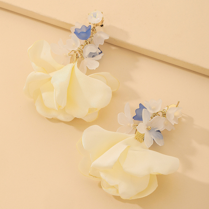 Fashion Crystal Acrylic Flannel Flower Earrings Wholesale Nihaojewelry display picture 7