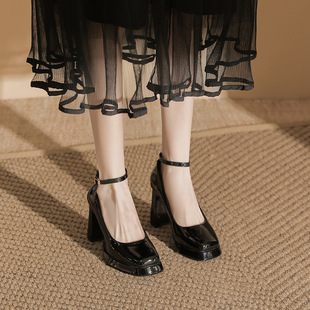 996-0��ˮ̨һ�ִ�۴ָ����^��Ƥ���ɫ�¿�\�ڸ߸�Ь������Ů