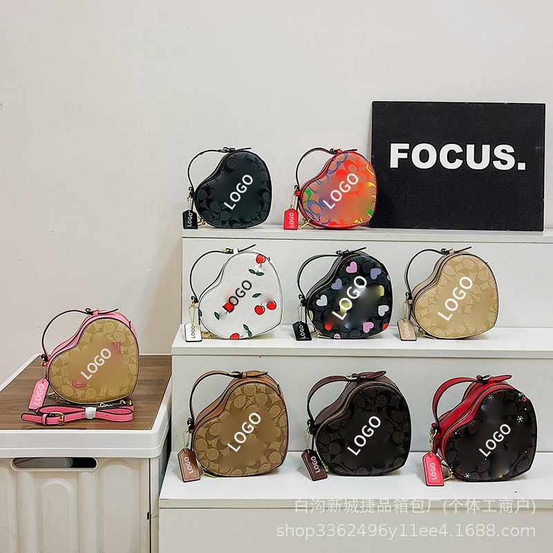 fashionable shoulder bag