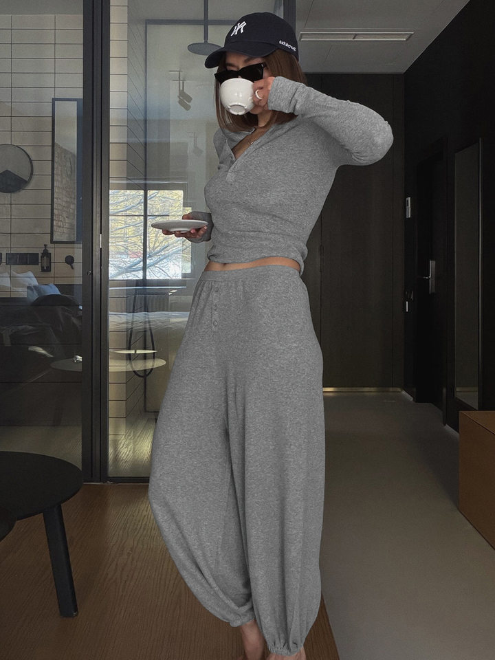 Bộ hai món nữ áo croptop cổ Henley dài tay và quần jogger bo gấu dáng ôm — màu xám