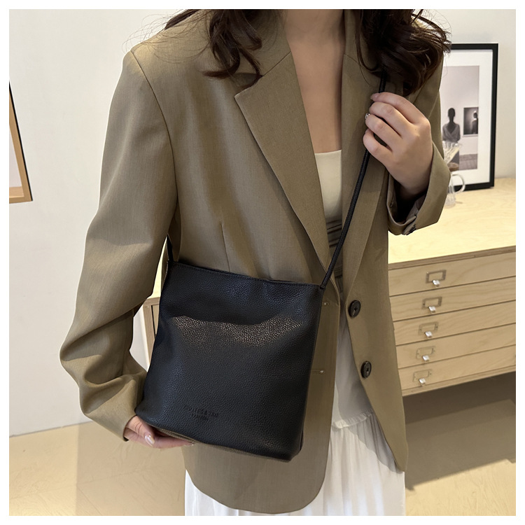 Solid-color simple single-shoulder casual. This year, the retro large-capacity 2024 new autumn crossbody bucket bag for women is in vogue undefined