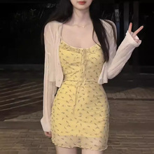 纯欲风碎花连衣裙女夏季甜辣妹黄色吊带裙气质收腰显瘦小清新短裙