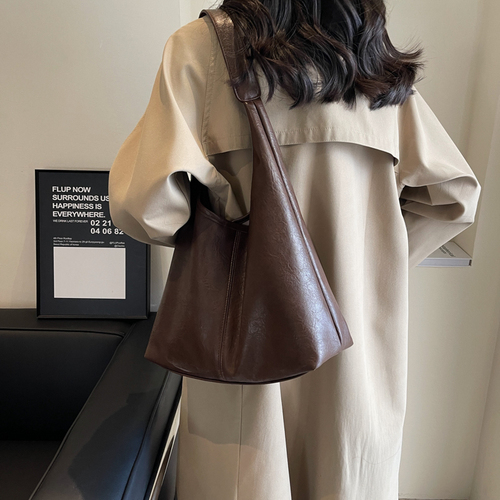 South Korea's large-capacity commuting class has a high-end feeling. Brown tote bag. Women's 5 new shoulder and armpit bag.